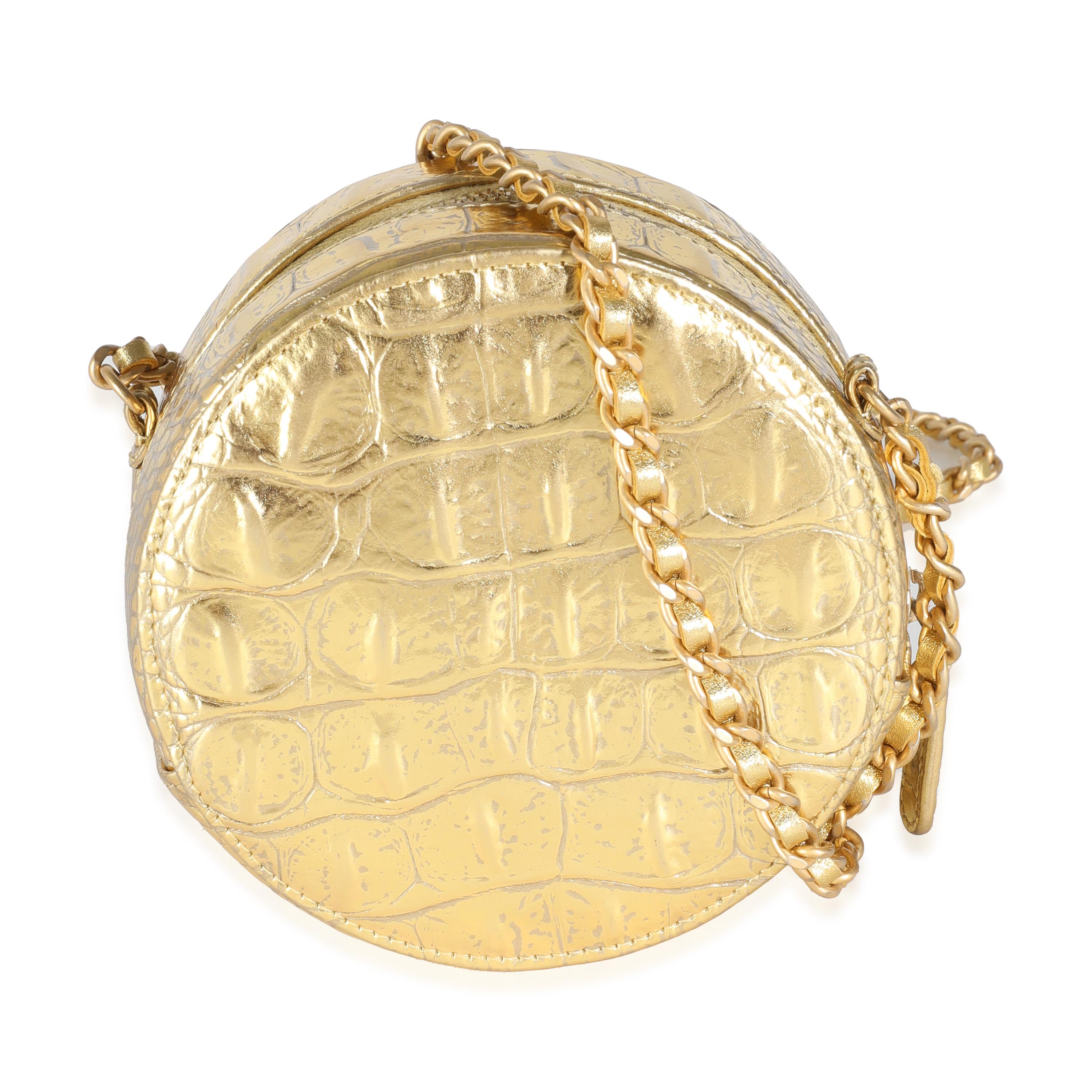 Titolo dell'elenco: Chanel Pochette rotonda in pelle di vitello goffrata oro metallizzato su catena
SKU: 143902
Condizioni: Usato 
Condizioni della borsa: Eccellente
Commenti sulle condizioni: L'articolo è in ottime condizioni e presenta leggeri