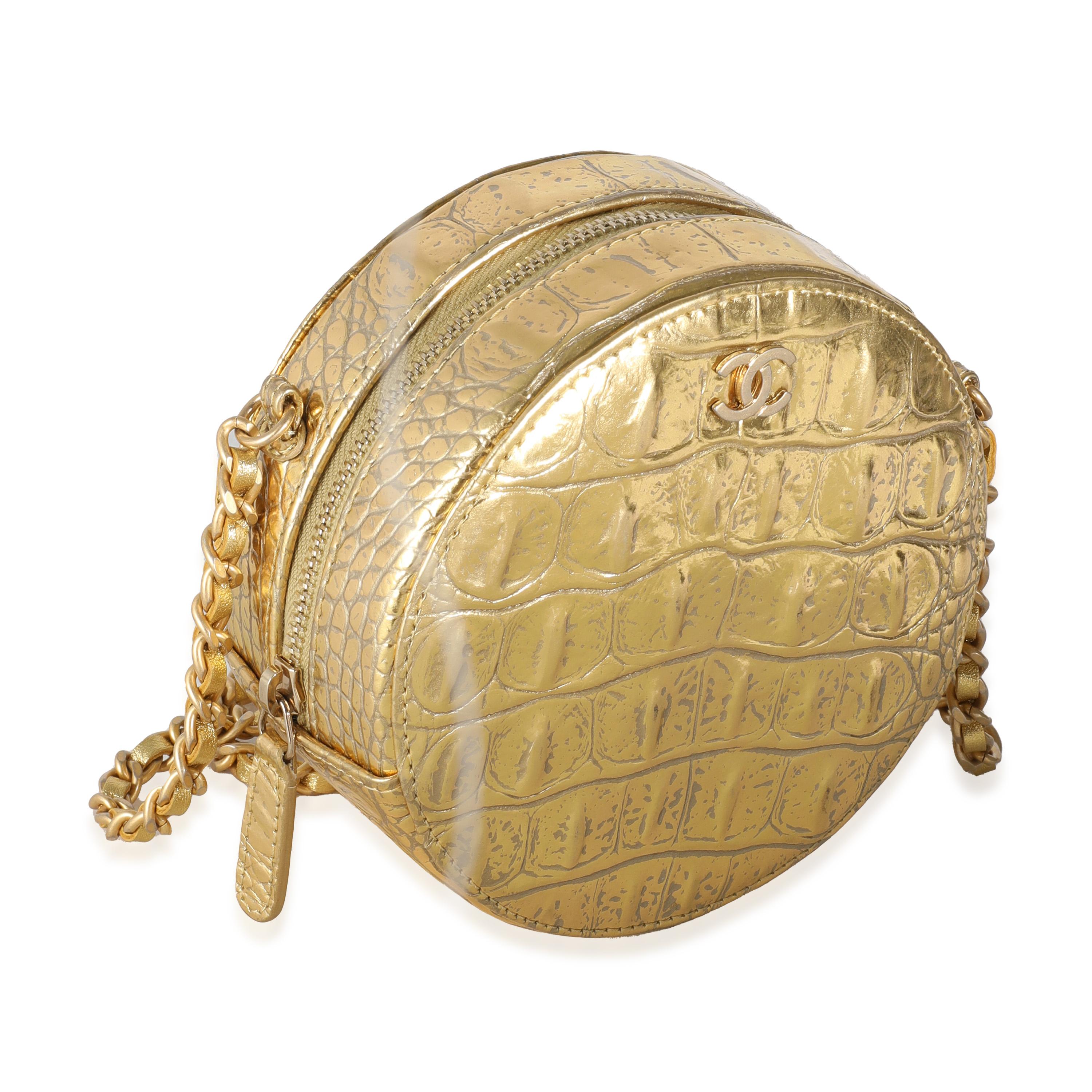 Oro Chanel Pochette rotonda in pelle di vitello goffrata in oro metallizzato su Chanel in vendita