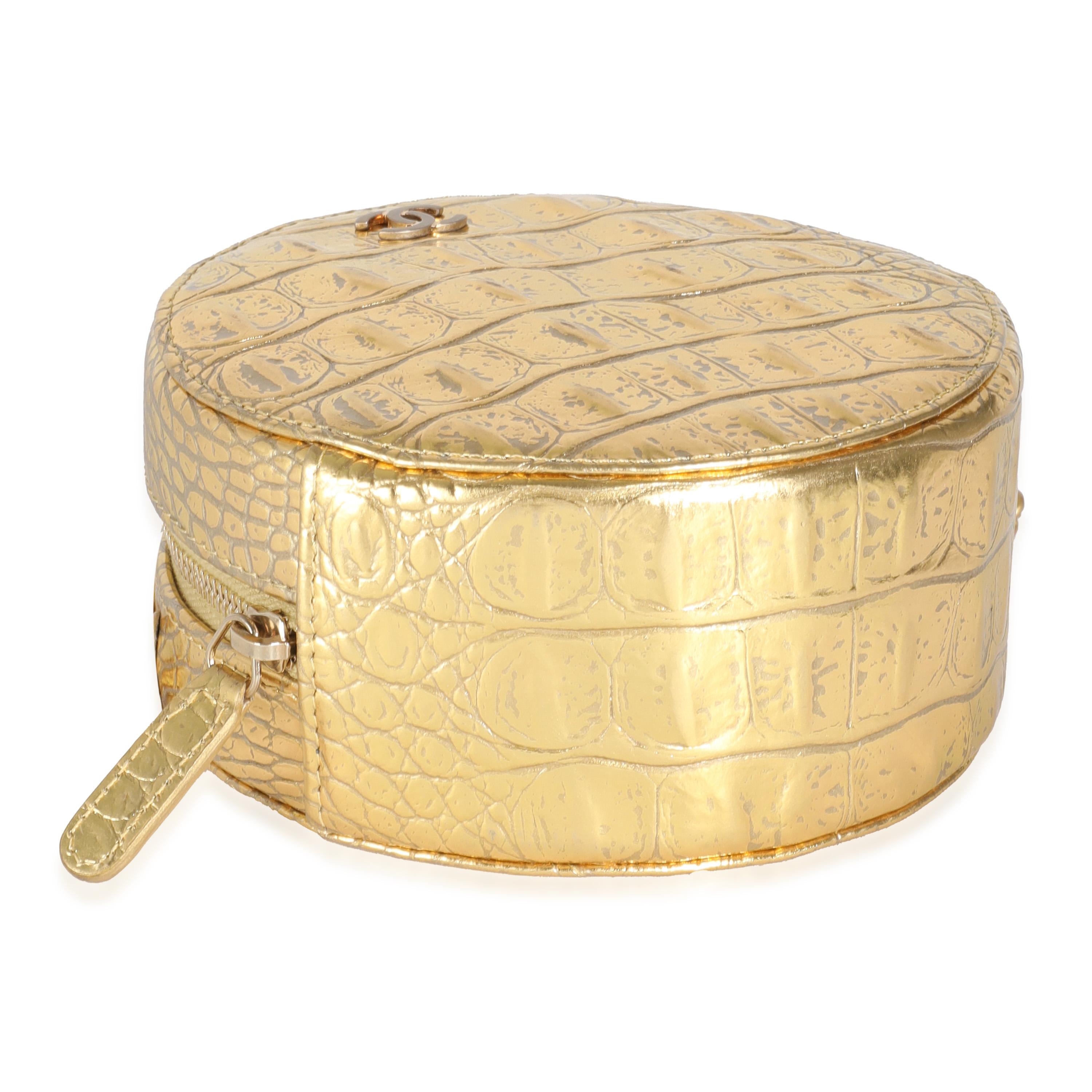 Chanel Pochette rotonda in pelle di vitello goffrata in oro metallizzato su Chanel in vendita 2
