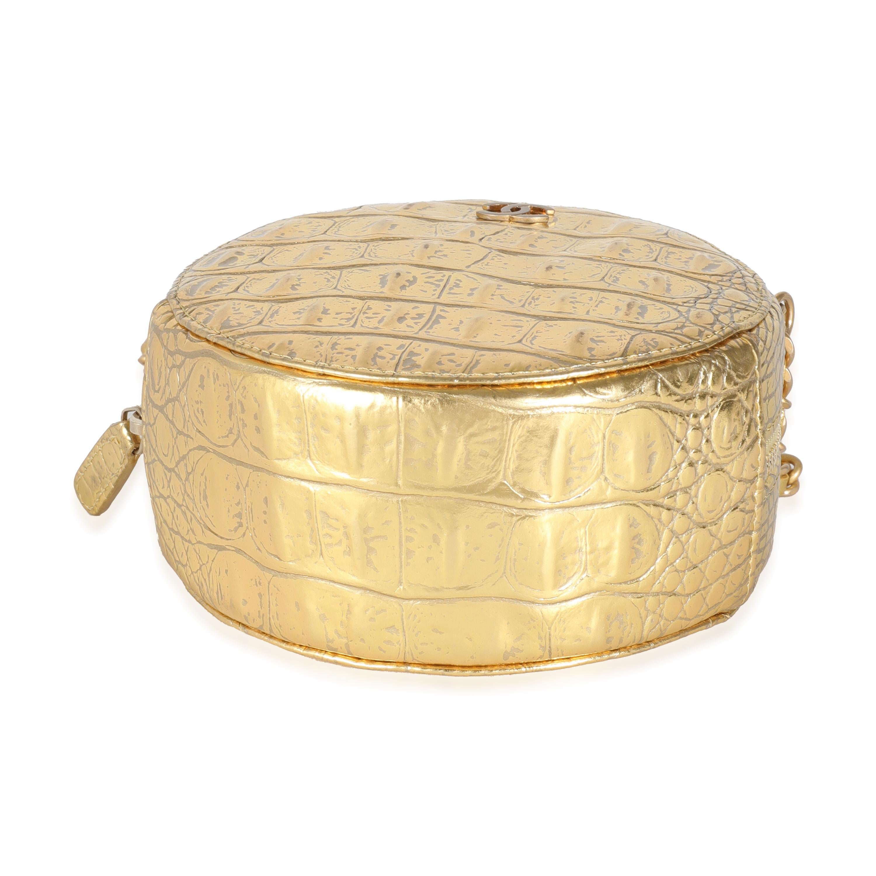 Chanel Pochette rotonda in pelle di vitello goffrata in oro metallizzato su Chanel in vendita 3