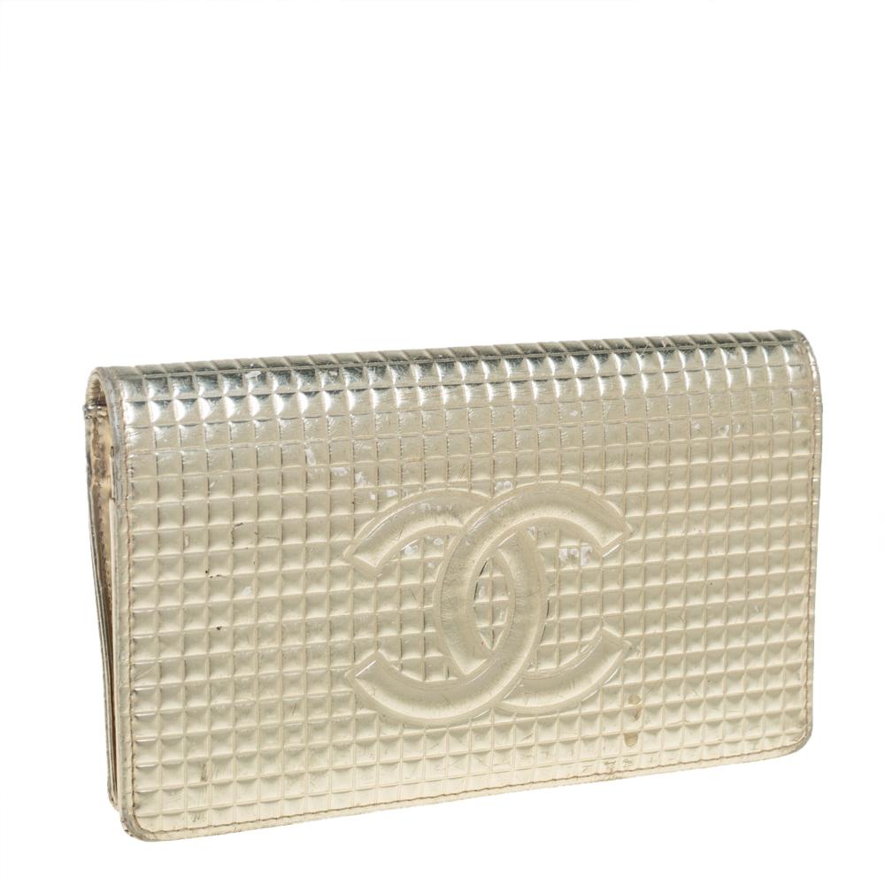 Questo portafoglio Chanel è realizzato in pelle e presenta un design trapuntato a forma di cubi. È progettata in stile bi-fold e presenta un logo CC esagerato sul davanti e un ampio spazio per i tuoi oggetti monetari essenziali.

