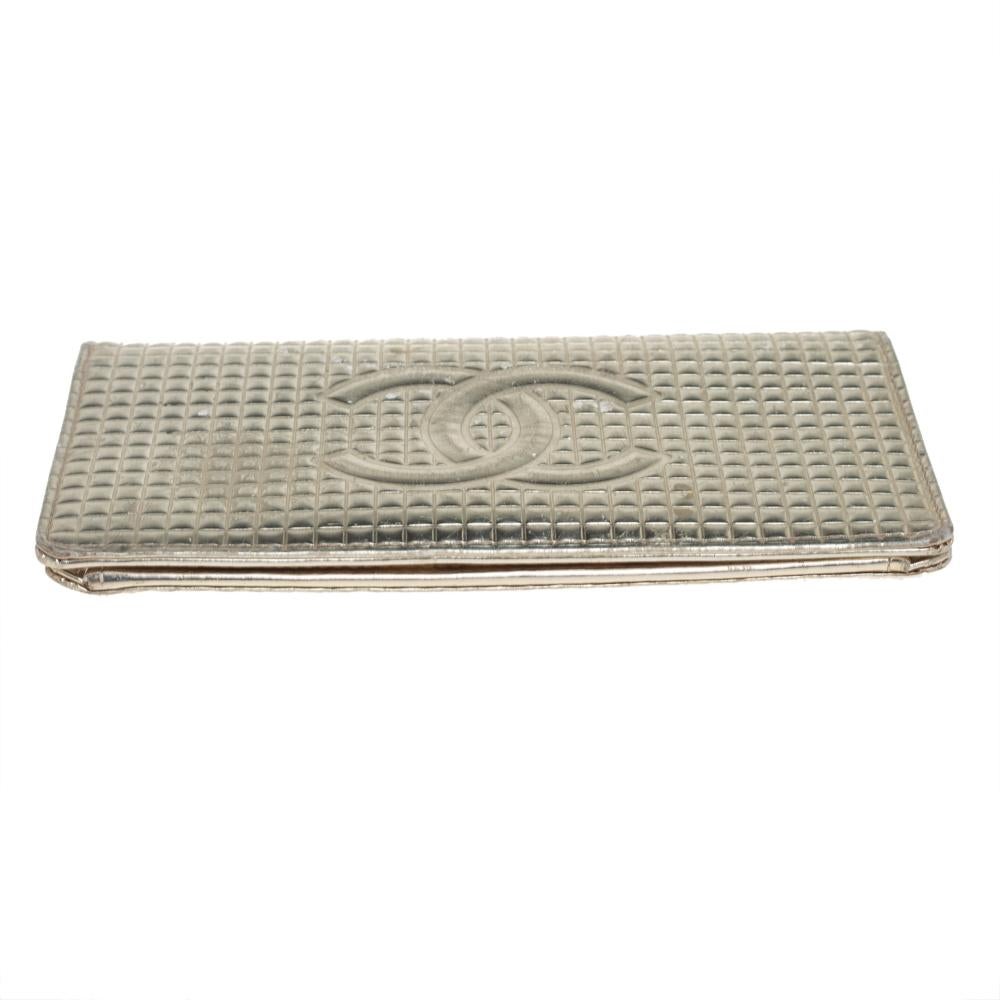 Portafoglio Chanel Bifold in pelle trapuntata a forma di cubo in oro metallizzato In condizioni buone a Dubai, Al Qouz 2
