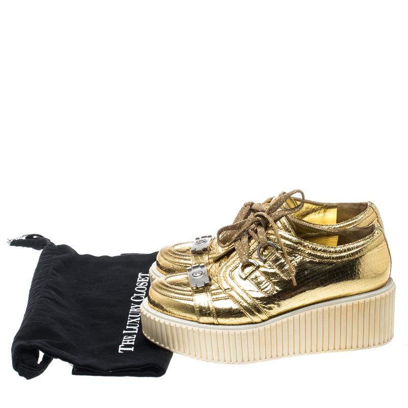 Chanel Metallic Gold Distressed Foil Leather Creepers Platform Sneakers Size 39. In Good Condition In Dubai, Al Qouz 2
