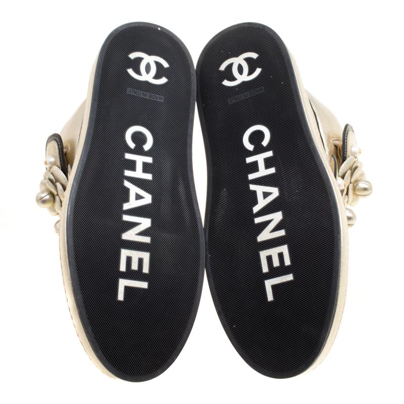 Chanel Metallic Gold Leather CC Camellia Flowers Verzierte High Top Sneakers S Damen