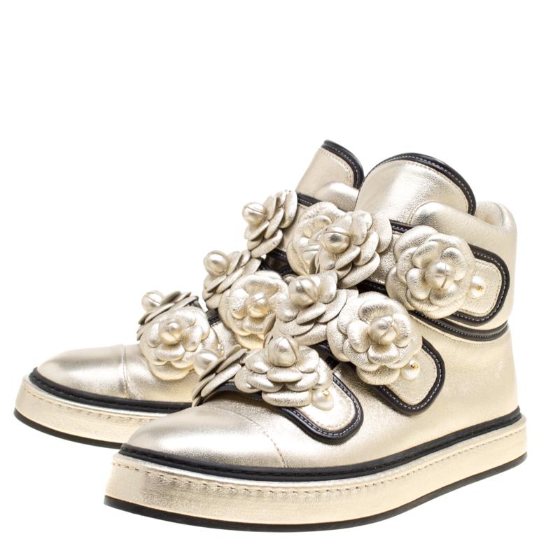 Chanel Metallic Gold Leather CC Camellia Flowers Verzierte High Top Sneakers S 1