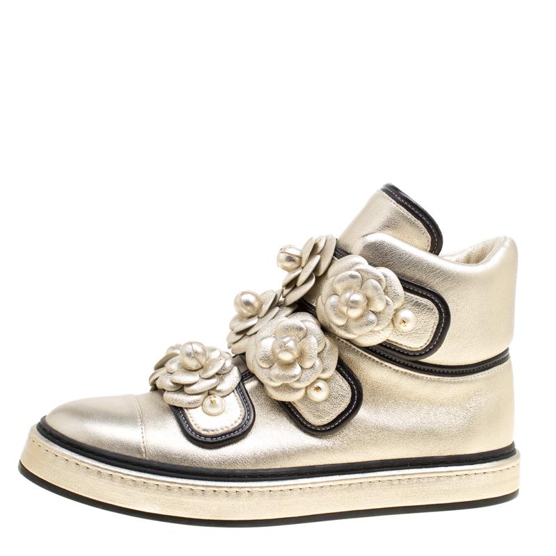 Chanel Metallic Gold Leather CC Camellia Flowers Verzierte High Top Sneakers S 2