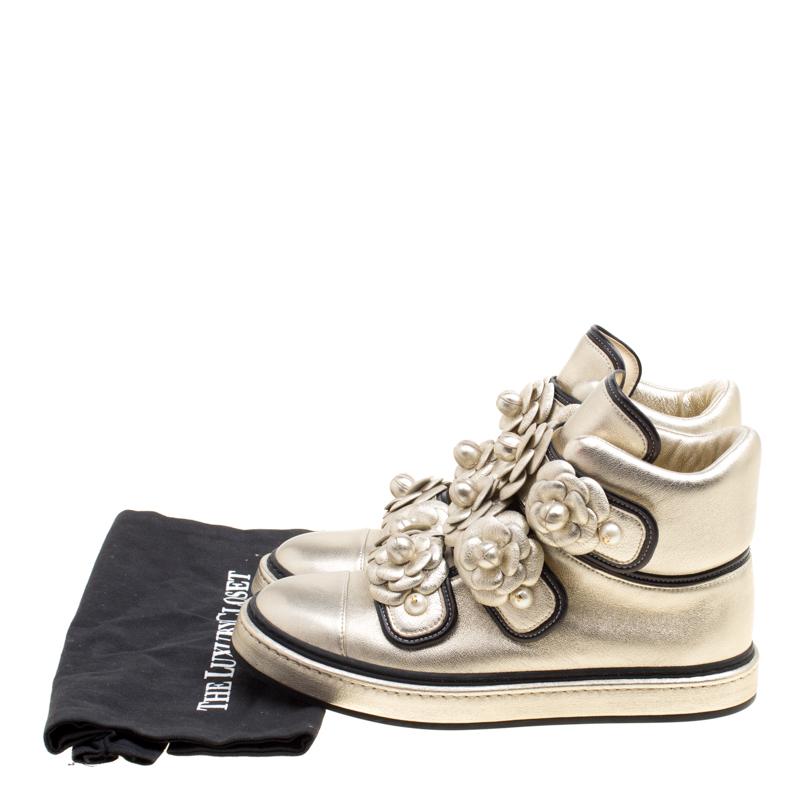 Chanel Metallic Gold Leather CC Camellia Flowers Verzierte High Top Sneakers S 5
