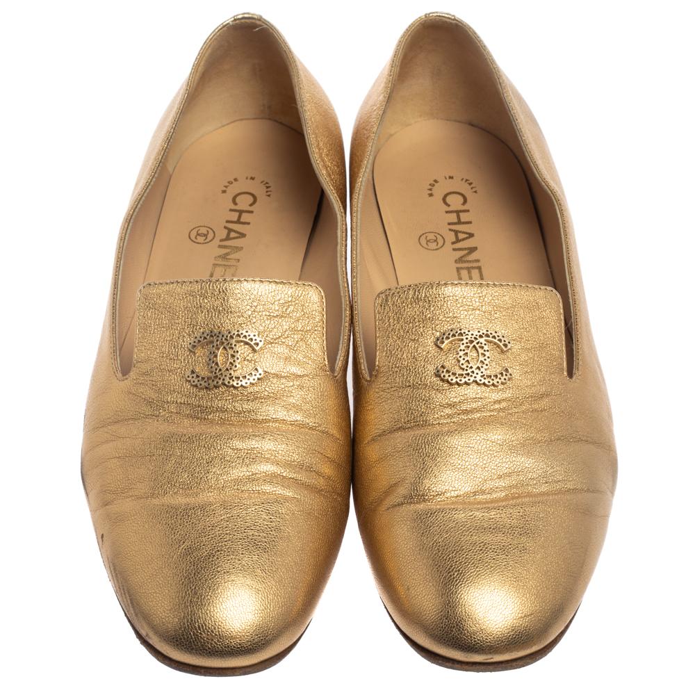 These loafers from Chanel speak of style in a simple and sophisticated manner! They have been crafted from metallic gold leather and feature round toes and the iconic CC logo detailing on the vamps. They are endowed with comfortable leather-lined
