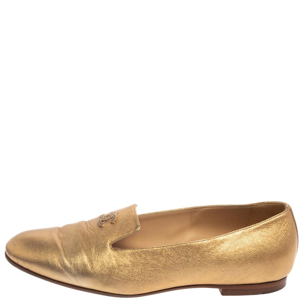 Chanel Metallic Gold Leather CC Embellished Loafers Size 39 In Good Condition In Dubai, Al Qouz 2