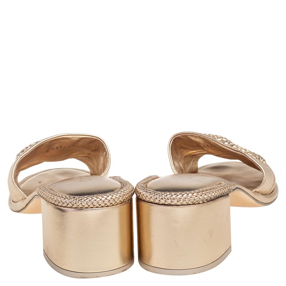 Chanel Metallic Gold Leather CC Logo Slide Sandals Size 40 In Good Condition In Dubai, Al Qouz 2