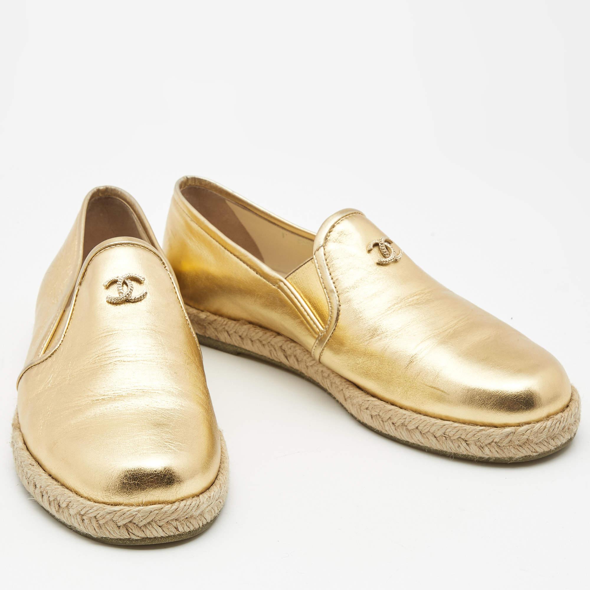 Chanel Metallic Gold Leather CC Slip On Espadrilles Flats Size 35.5 In Good Condition In Dubai, Al Qouz 2