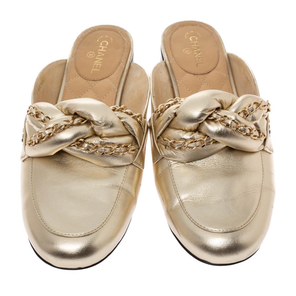 These mules from Chanel are designed for the fashionable you! Metallic gold leather is used to create these round toe mules and the leather and chain knotted details on the vamps lend them a distinctive look. The comfortable insoles will ensure you