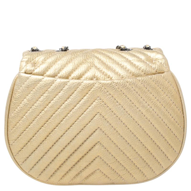 Chanel bags are coveted around the world for their exquisite craftsmanship and timeless appeal. This Coco Twin bag is no exception. Crafted in France, it is made from quality leather and comes in a lovely metallic gold hue. The exterior is