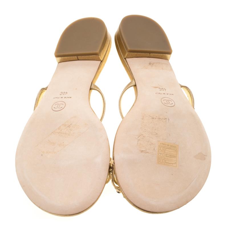 Chanel Metallic Gold Leather Enamel Embellished Toe Ring Flat Sandals Size 40 In New Condition In Dubai, Al Qouz 2