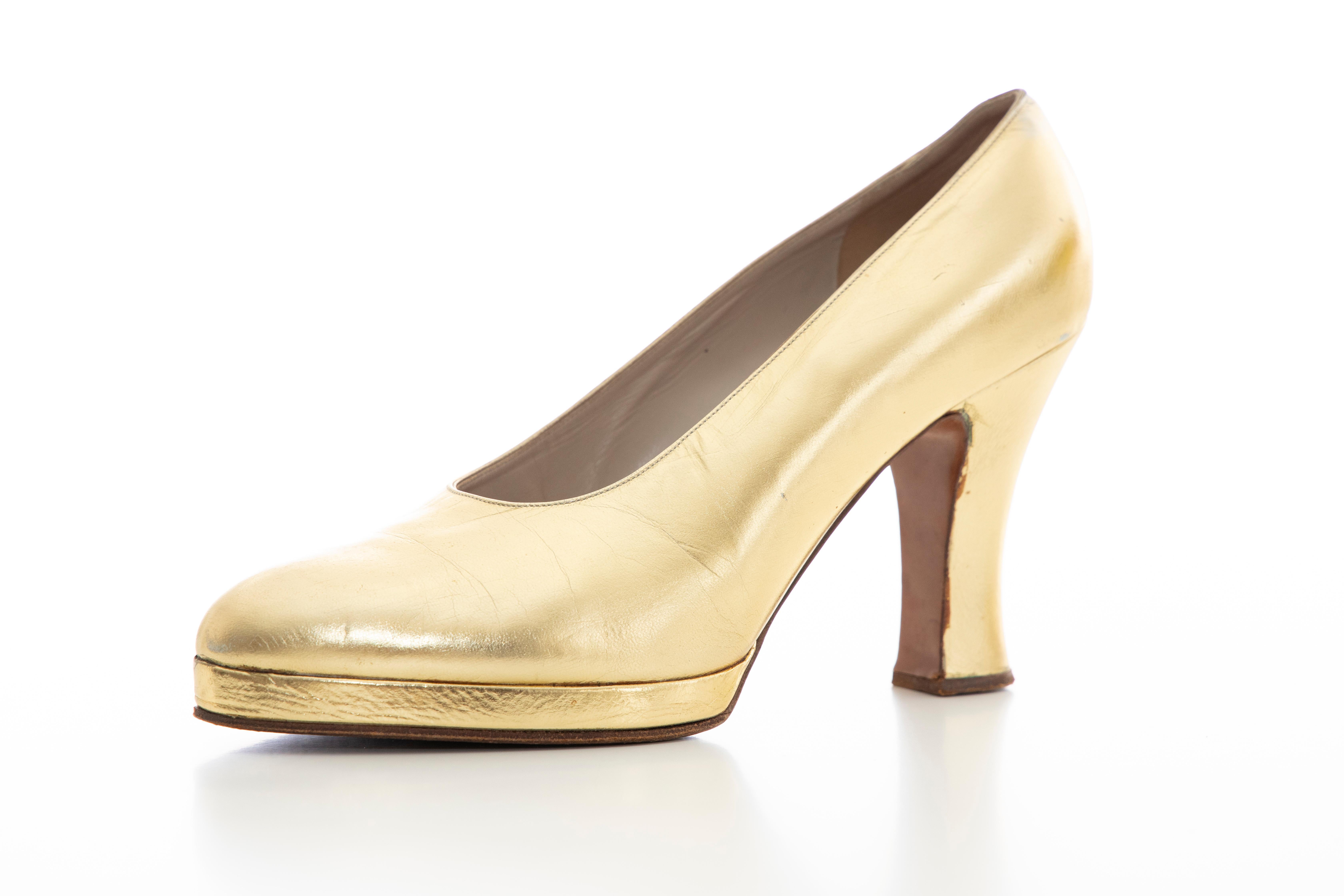 Chanel, Fall 1996 metallic gold leather pumps.

Heel: 3.5

EU.39, US. 9

