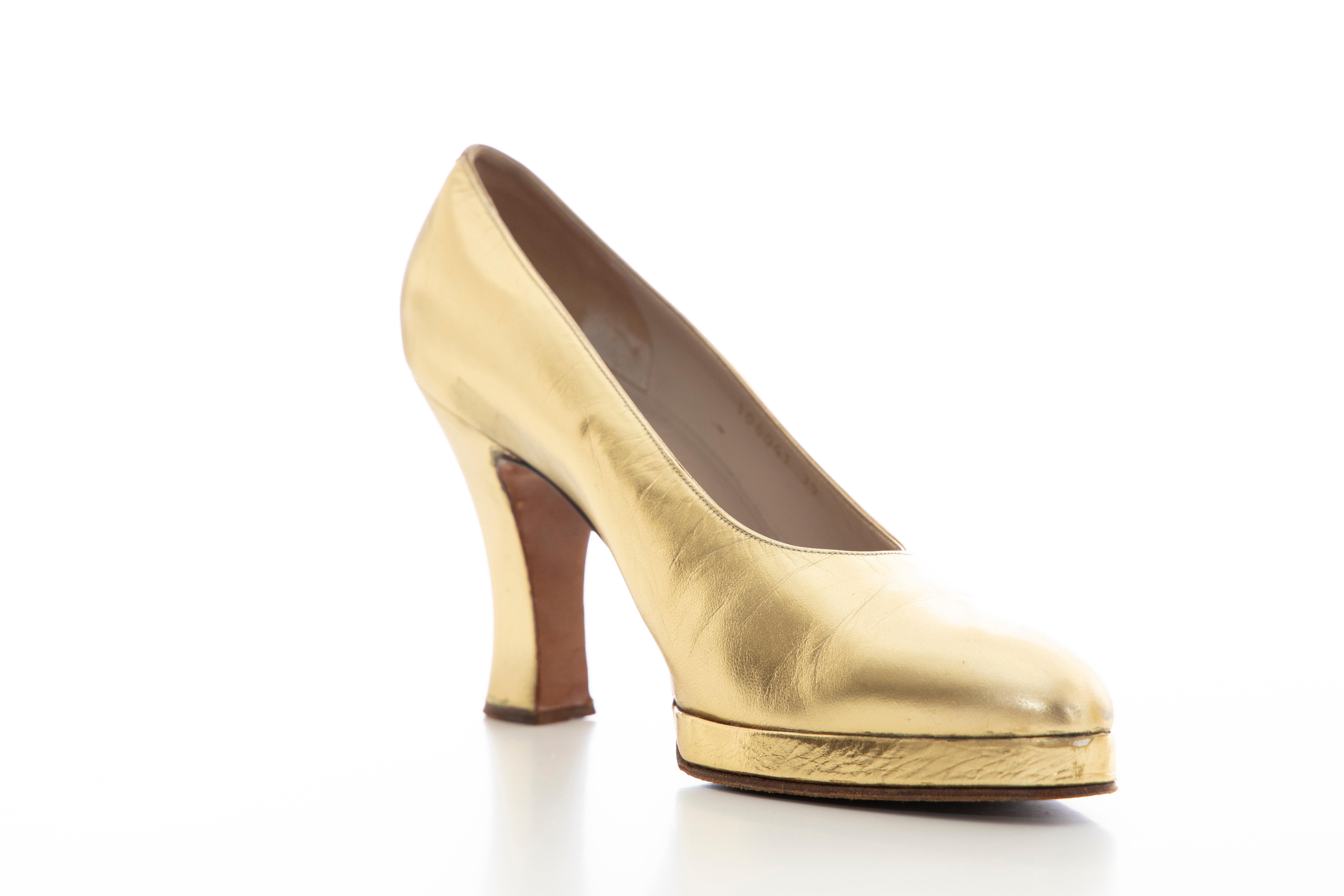 Chanel Metallic Gold Leather Pumps, Fall 1996 In Good Condition For Sale In Cincinnati, OH