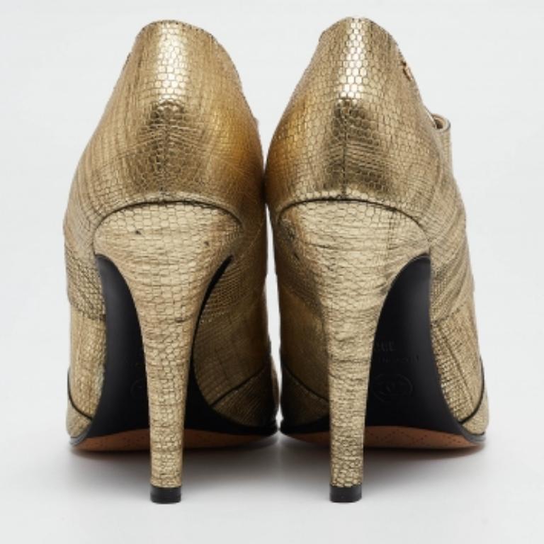 Chanel Botas doradas de lagarto metálico con logotipo CC entrelazado en relieve Talla 39 en Bueno estado para la venta en Dubai, Al Qouz 2