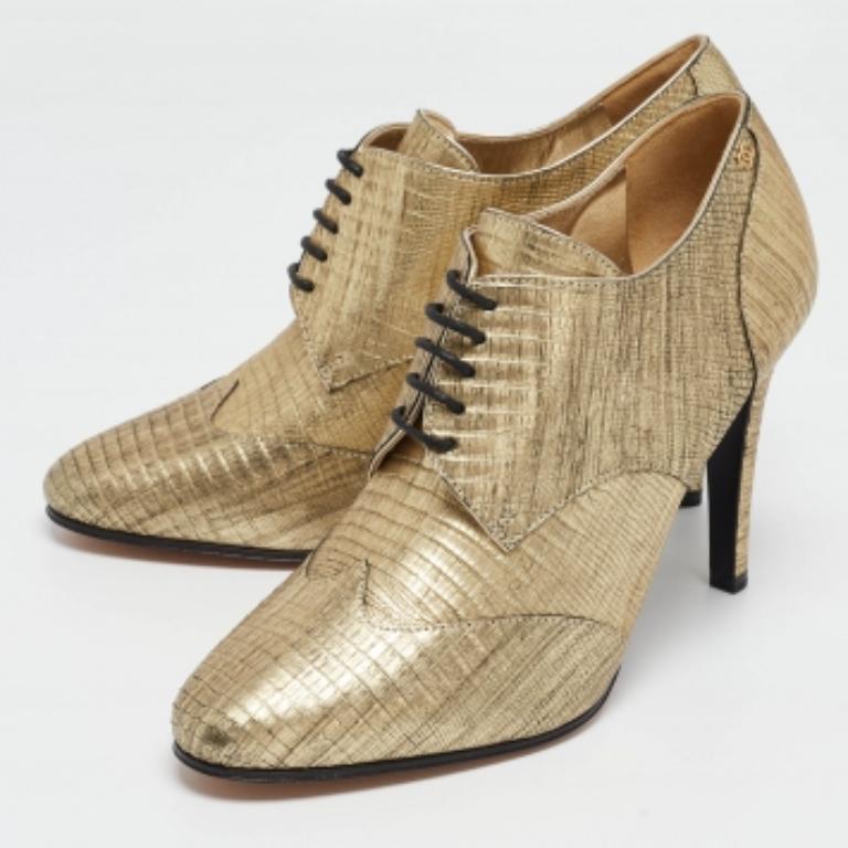 Chanel Botas doradas de lagarto metálico con logotipo CC entrelazado en relieve Talla 39 en venta 3