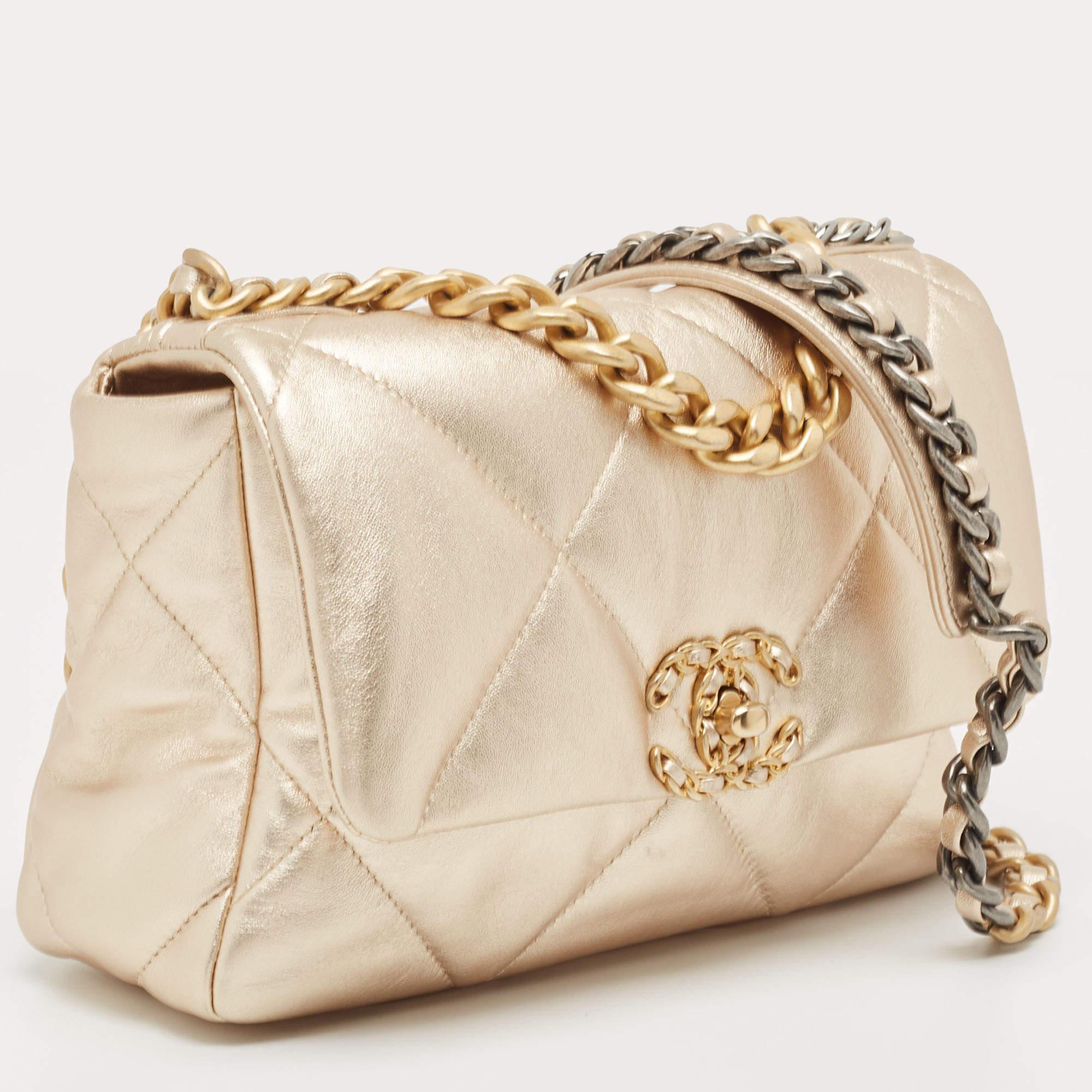 Chanel Metallic Gold Quilted Leather Small 19 Flap Bag In New Condition In Dubai, Al Qouz 2