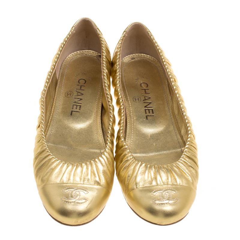 Chanel's golden ballet flats are super-stylish exuding a metallic finish. Crafted from leather and styled with ruched trims on the top line and CC stitch on the cap toes, these flats can be worn with almost anything for a polished finish!

Includes: