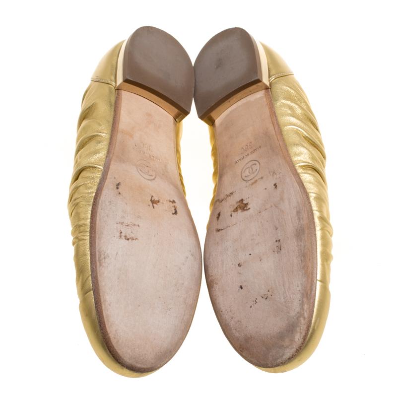 Chanel Metallic Gold Ruched Trim CC Ballet Flats Size 38 In Good Condition In Dubai, Al Qouz 2