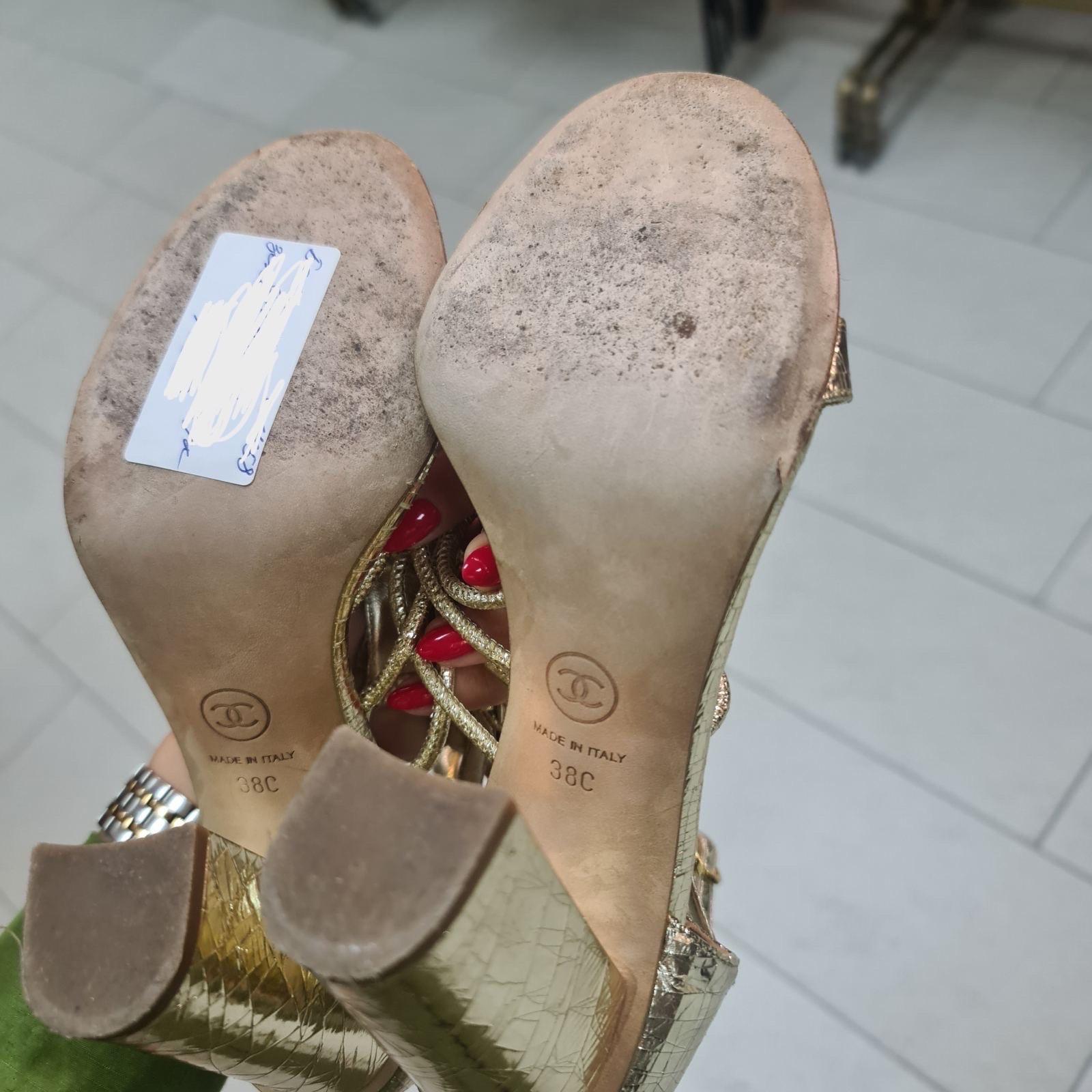 Chanel Metallic Gold Texturierte Leder-Sandalen mit Knöchelriemen aus Kamelie  5
