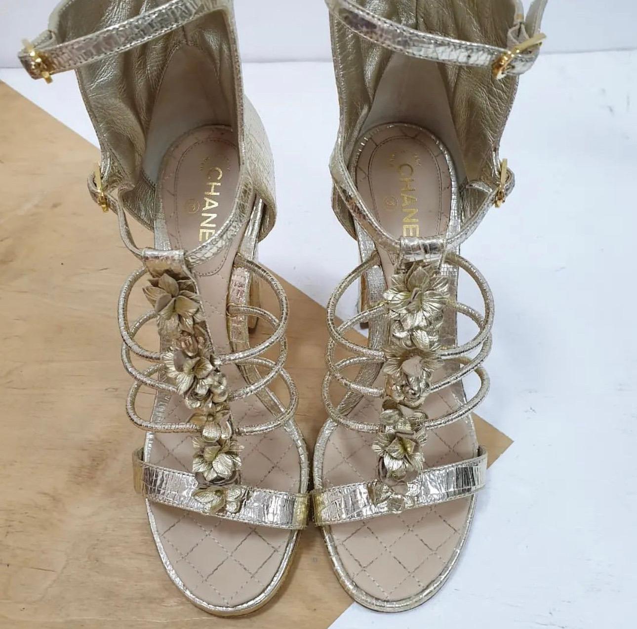 Chanel Metallic Gold Texturierte Leder-Sandalen mit Knöchelriemen aus Kamelie  (Braun)