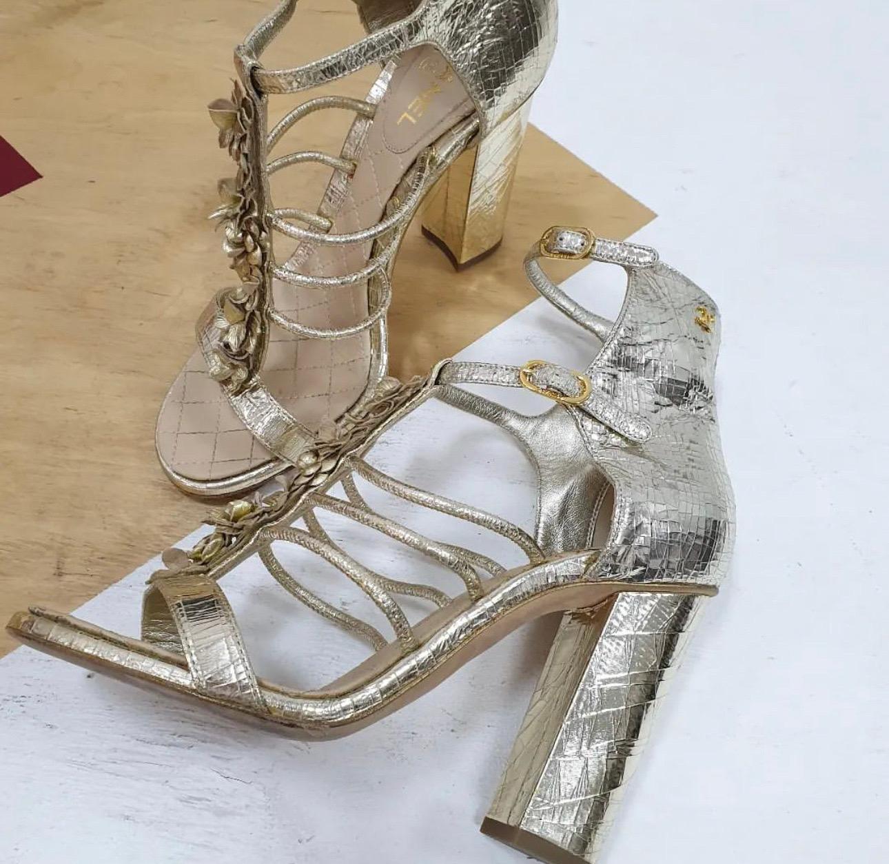 Chanel Metallic Gold Texturierte Leder-Sandalen mit Knöchelriemen aus Kamelie  1