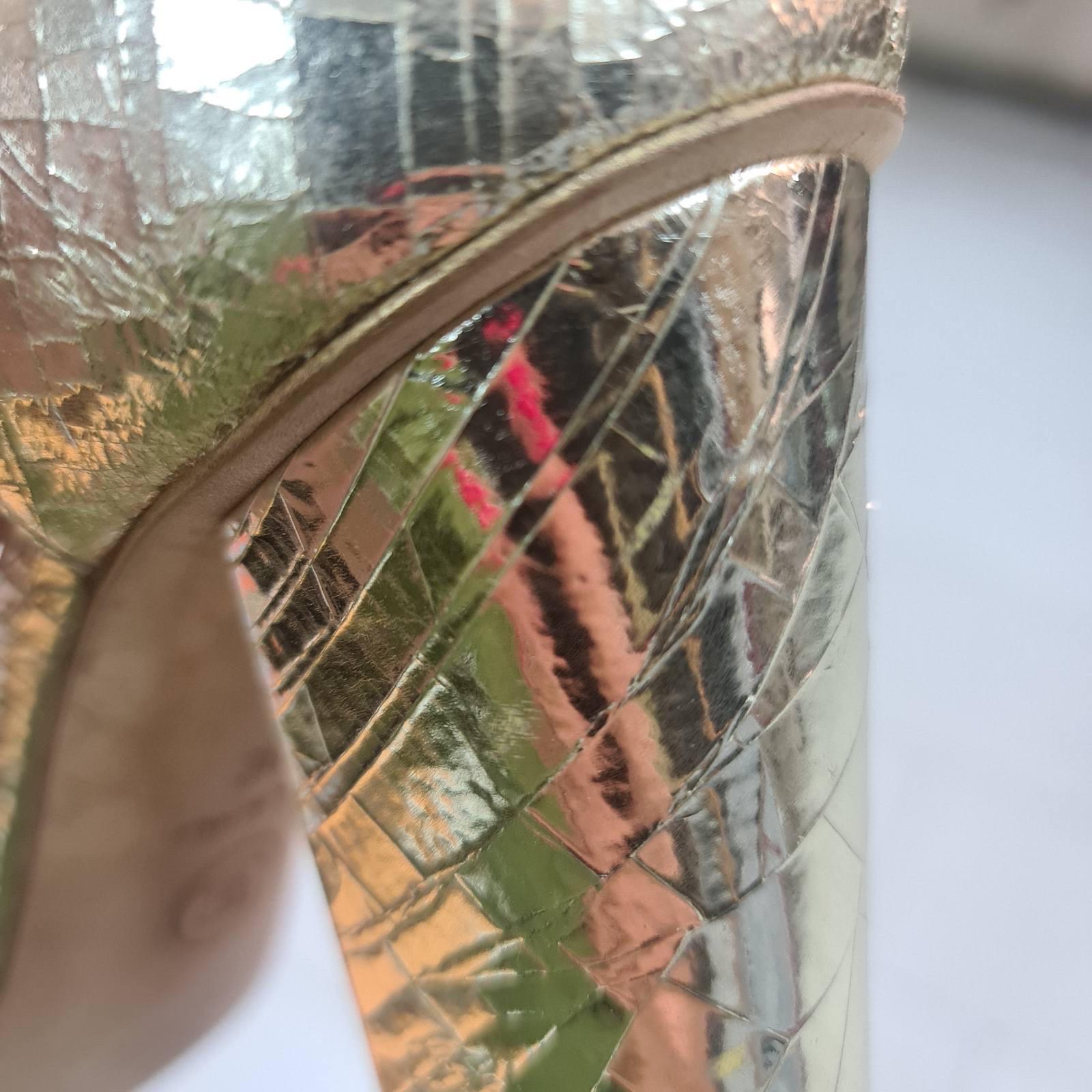 Chanel Metallic Gold Texturiertes Leder Kamelie Knöchelriemen Sandalen im Angebot 4