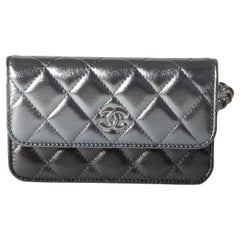 Pochette Chanel in pelle d'agnello trapuntata metallizzata a gradi con catena
