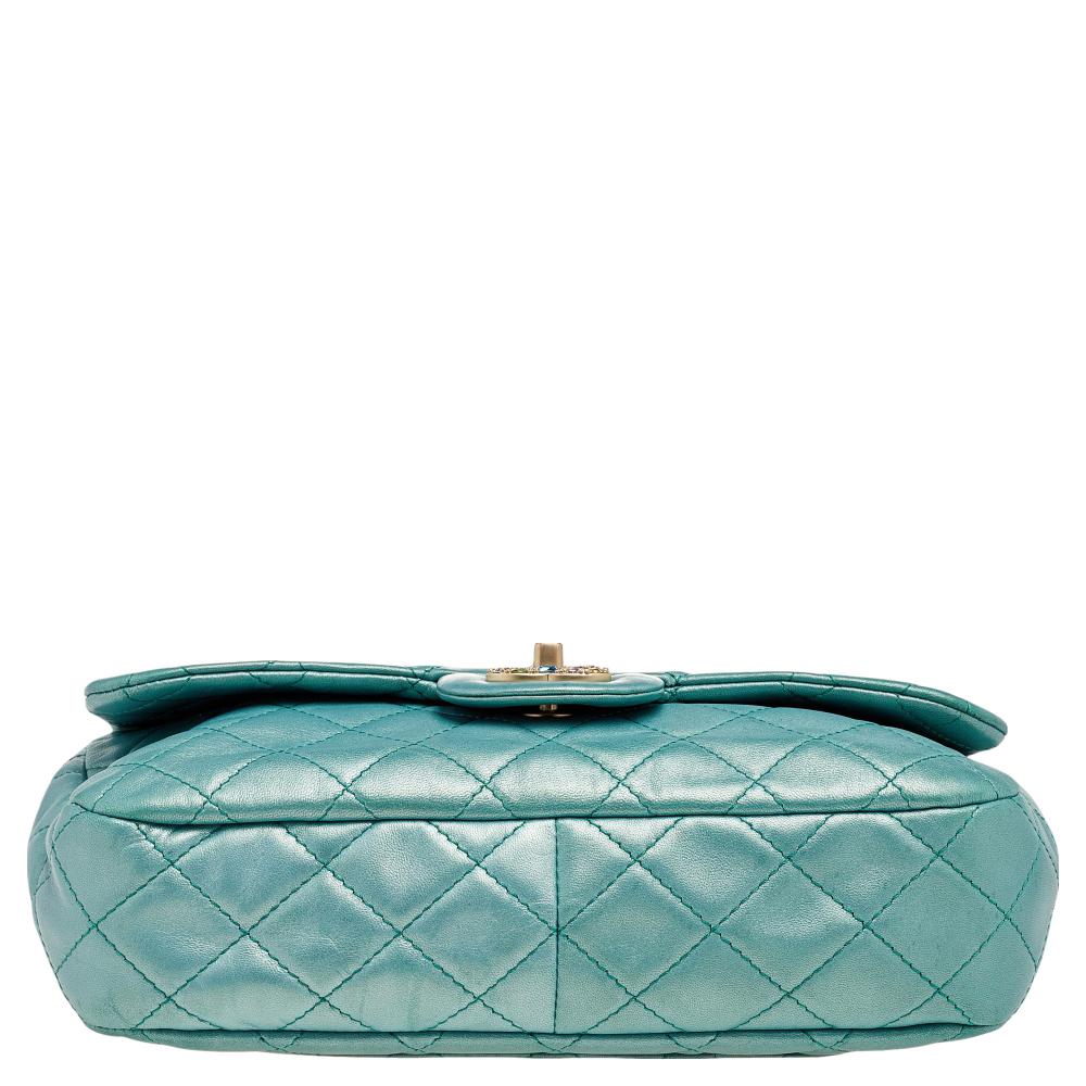 Chanel Metallic Green Quilted Leather Crystal CC Single Flap Shoulder Bag In Good Condition In Dubai, Al Qouz 2