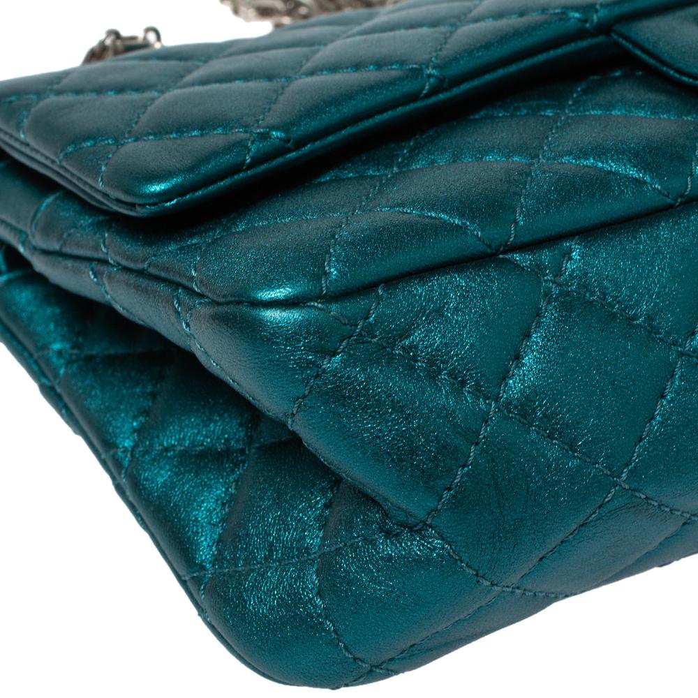 Chanel Metallic Green Quilted Leather Reissue 2.55 Classic 225 Flap Bag In Good Condition In Dubai, Al Qouz 2