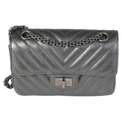 Chanel - Mini sac à rabat 2.55 en cuir de veau vieilli gris métallisé matelassé à chevrons, réédition