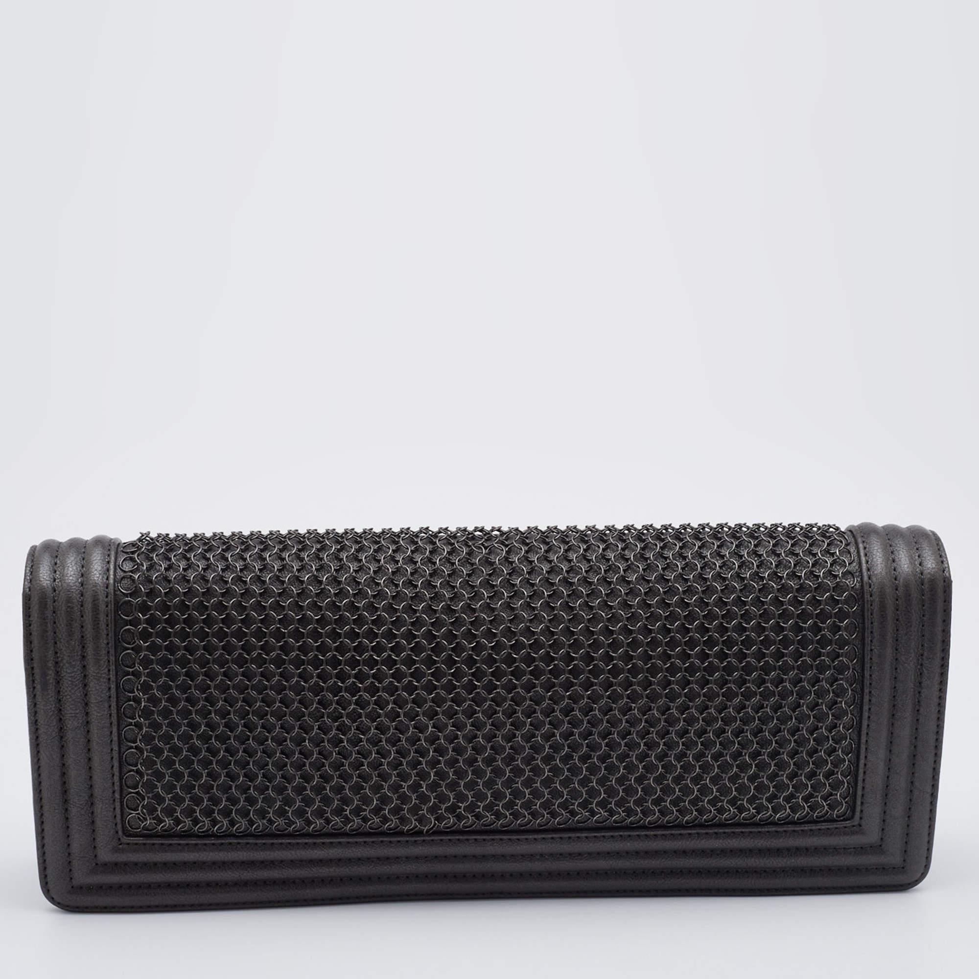 This designer clutch for women has the kind of design that ensures high appeal, whether held in your hand or tucked under your arm. It is a meticulously-crafted piece bound to last a long time.


