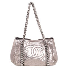 Chanel, la borsa a tote in pelle grigia metallizzata con catena moderna Est/Ovest
