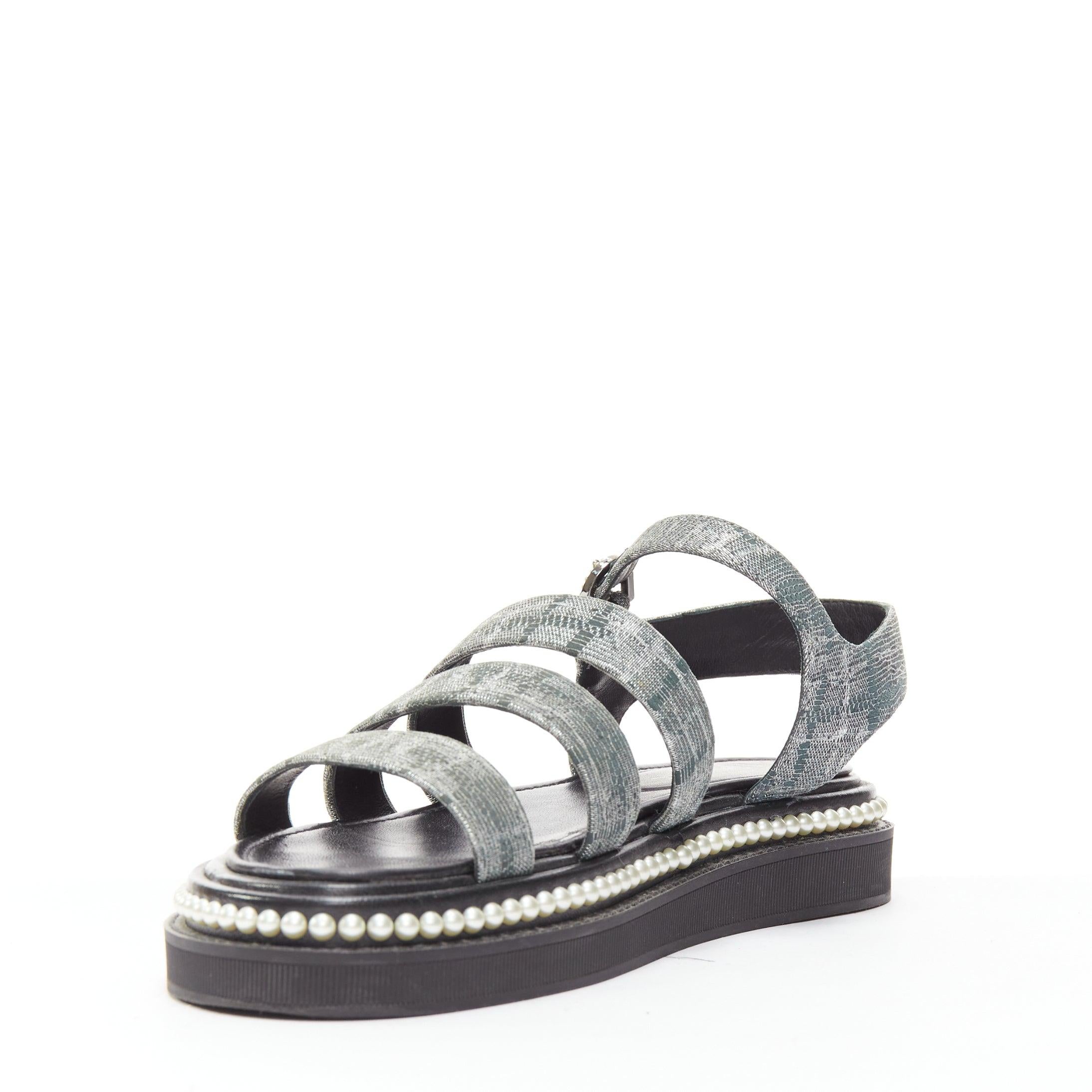 CHANEL Metallic Grau Metallic Jacquard Perle verschönerte Vater-Sandalen EU38 Damen im Angebot