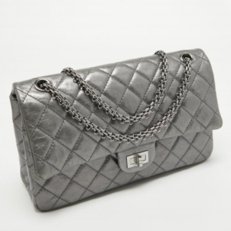 Das Haus Chanel bietet diese wunderschöne 226 Reissue 2.55 Flap Tasche an, mit der Sie in jeder Saison einen zeitlosen Stil kreieren können. Dieses aus gestepptem Leder gefertigte Stück wird Sie lange begleiten.