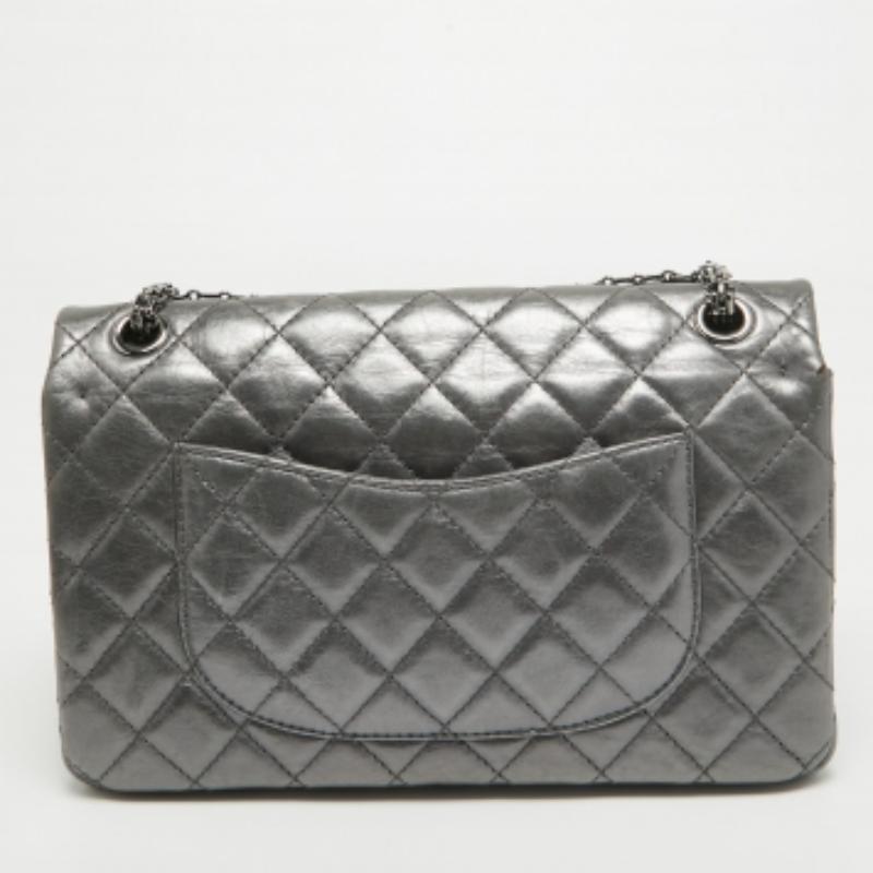 Chanel Metallic Graue gesteppte Leder 226 Reissue 2.55 Klappentasche im Zustand „Gut“ im Angebot in Dubai, Al Qouz 2