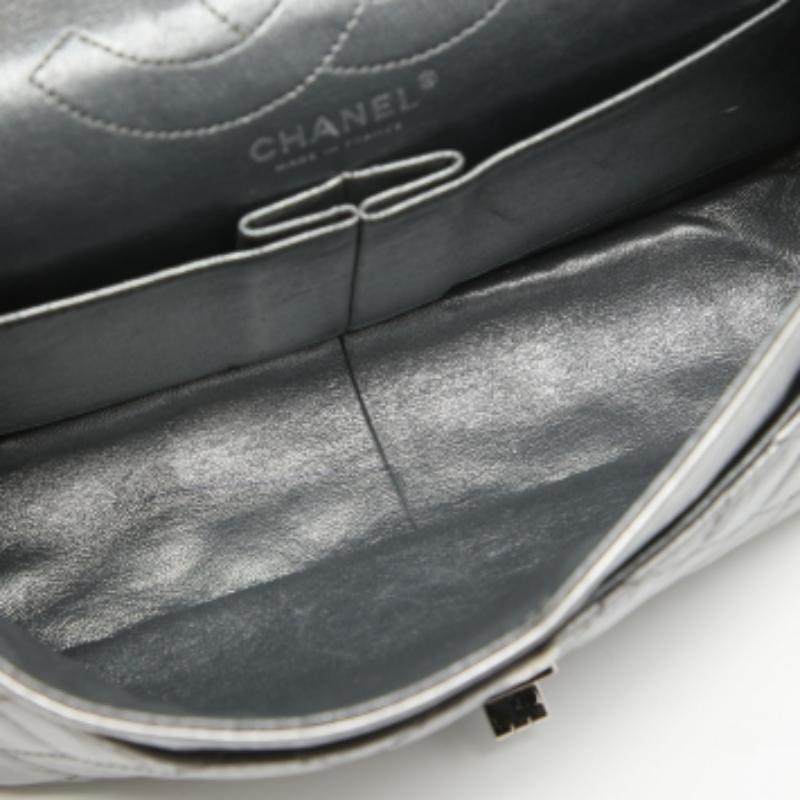 Chanel Metallic Graue gesteppte Leder 226 Reissue 2.55 Klappentasche im Angebot 2