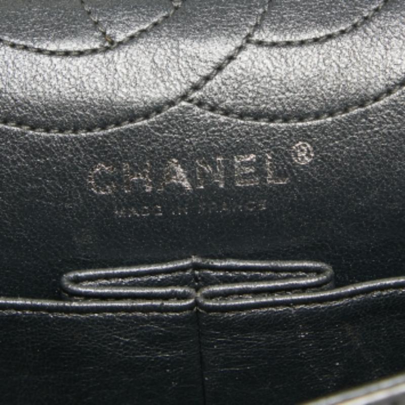 Chanel Metallic Graue gesteppte Leder 226 Reissue 2.55 Klappentasche im Angebot 3