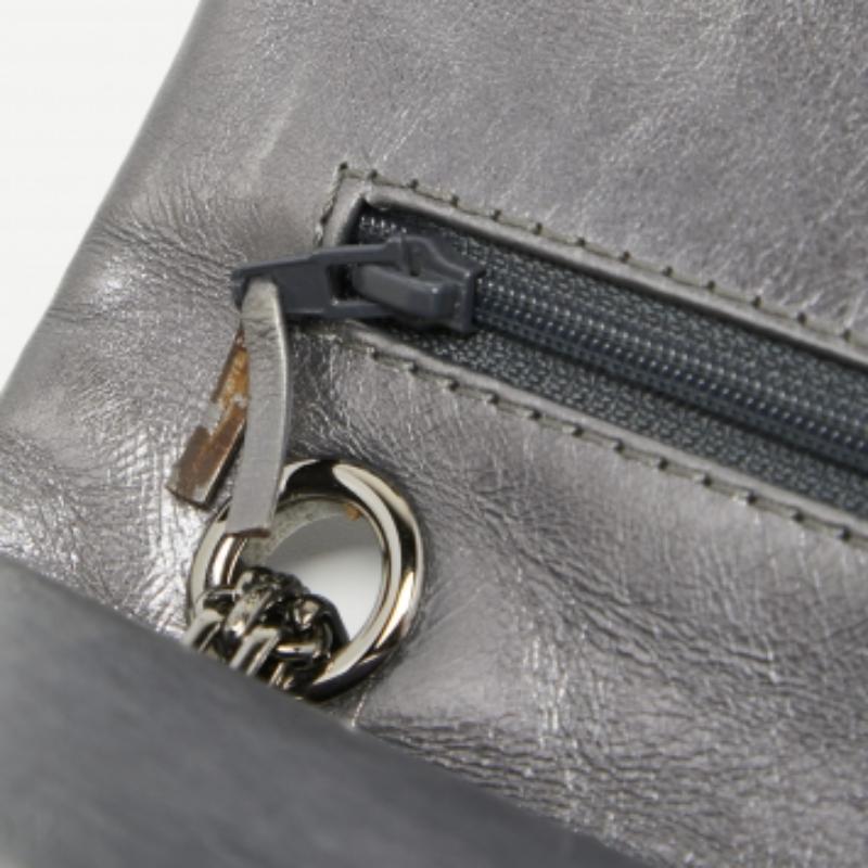 Chanel Metallic Graue gesteppte Leder 226 Reissue 2.55 Klappentasche im Angebot 5