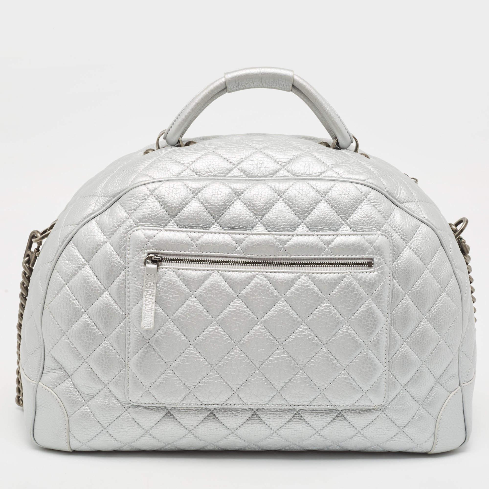 With flawless craftsmanship, immense style quotient, and an air of elegance, this Chanel bag has it all! Stitched to perfection, the handbag is made using only prime-quality materials so that it lasts you forever. With signature elements displayed