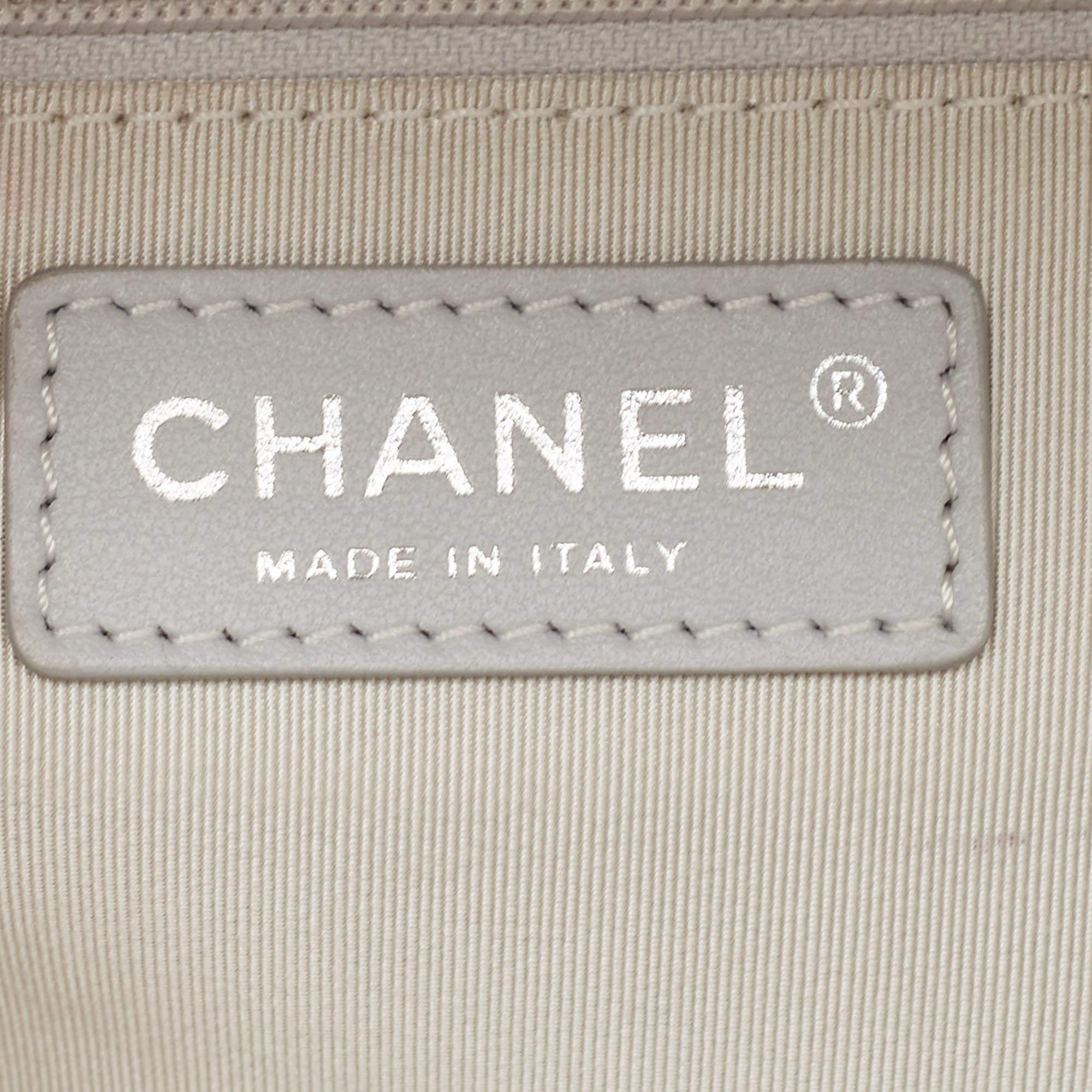 Chanel Metallic Graue gesteppte Leder Airlines Runde Trip Bowlertasche aus Leder im Angebot 5