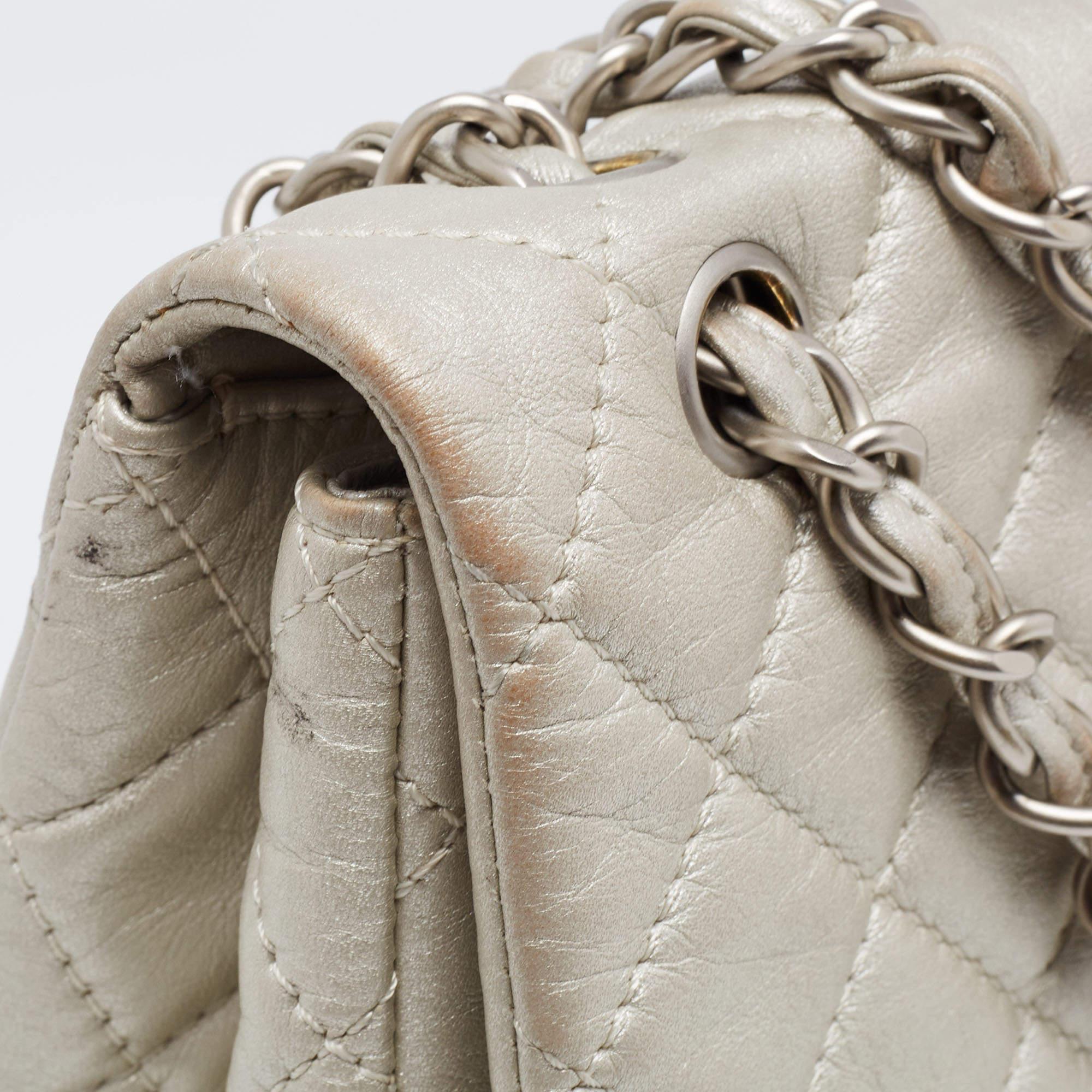 Chanel Gris Metalizado Piel Acolchada Maxi Bolso Clásico Solapa Simple en venta 6