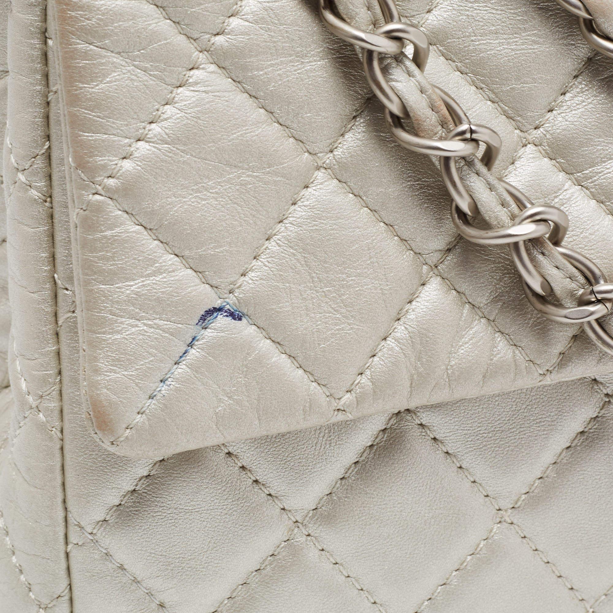 Chanel Gris Metalizado Piel Acolchada Maxi Bolso Clásico Solapa Simple en venta 7