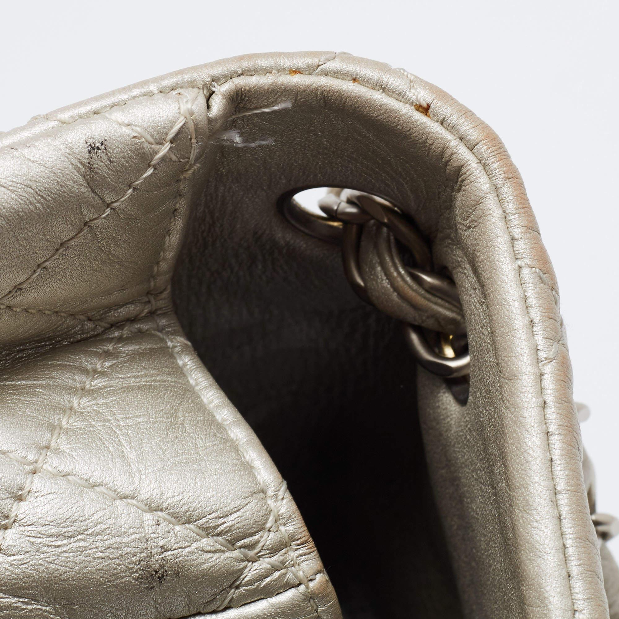 Chanel Gris Metalizado Piel Acolchada Maxi Bolso Clásico Solapa Simple en venta 8