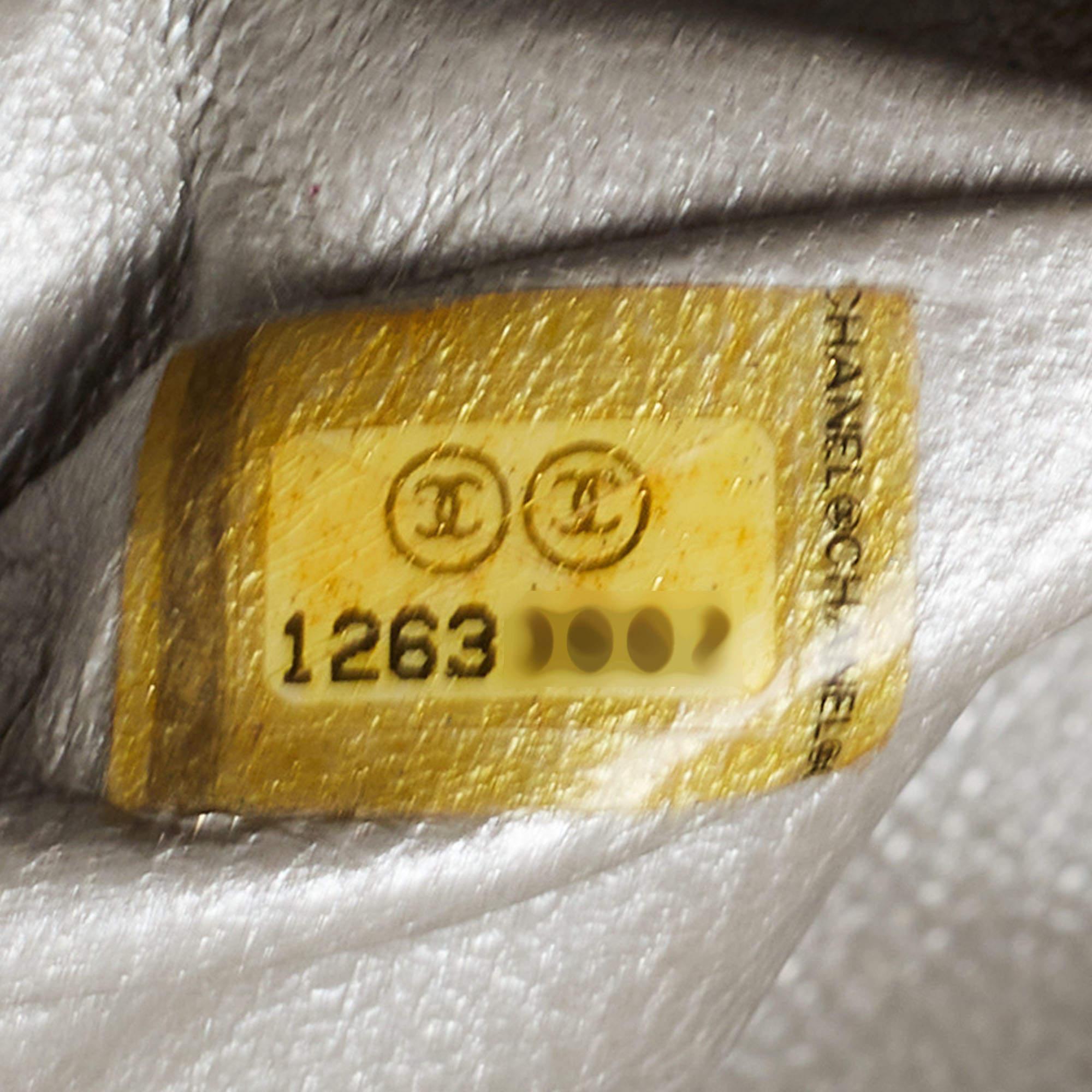 Chanel Gris Metalizado Piel Acolchada Maxi Bolso Clásico Solapa Simple en venta 11