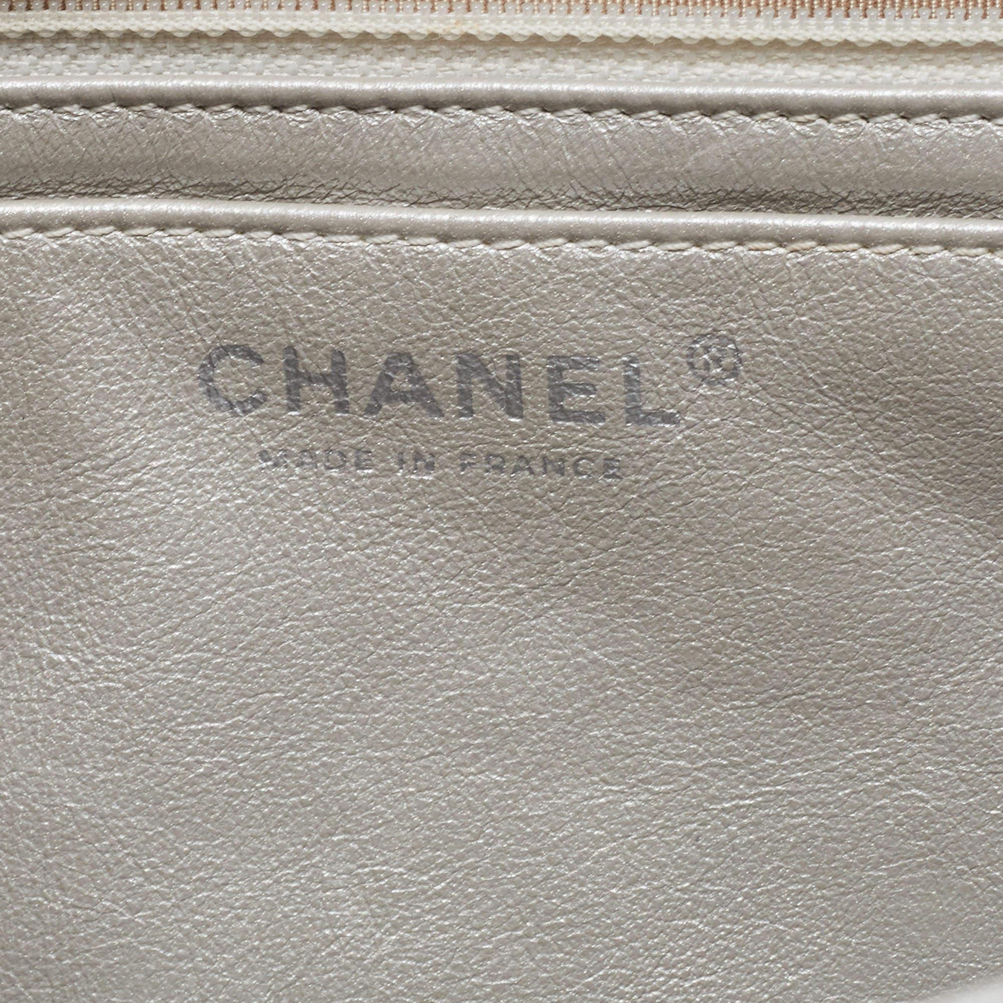 Chanel Gris Metalizado Piel Acolchada Maxi Bolso Clásico Solapa Simple en venta 13