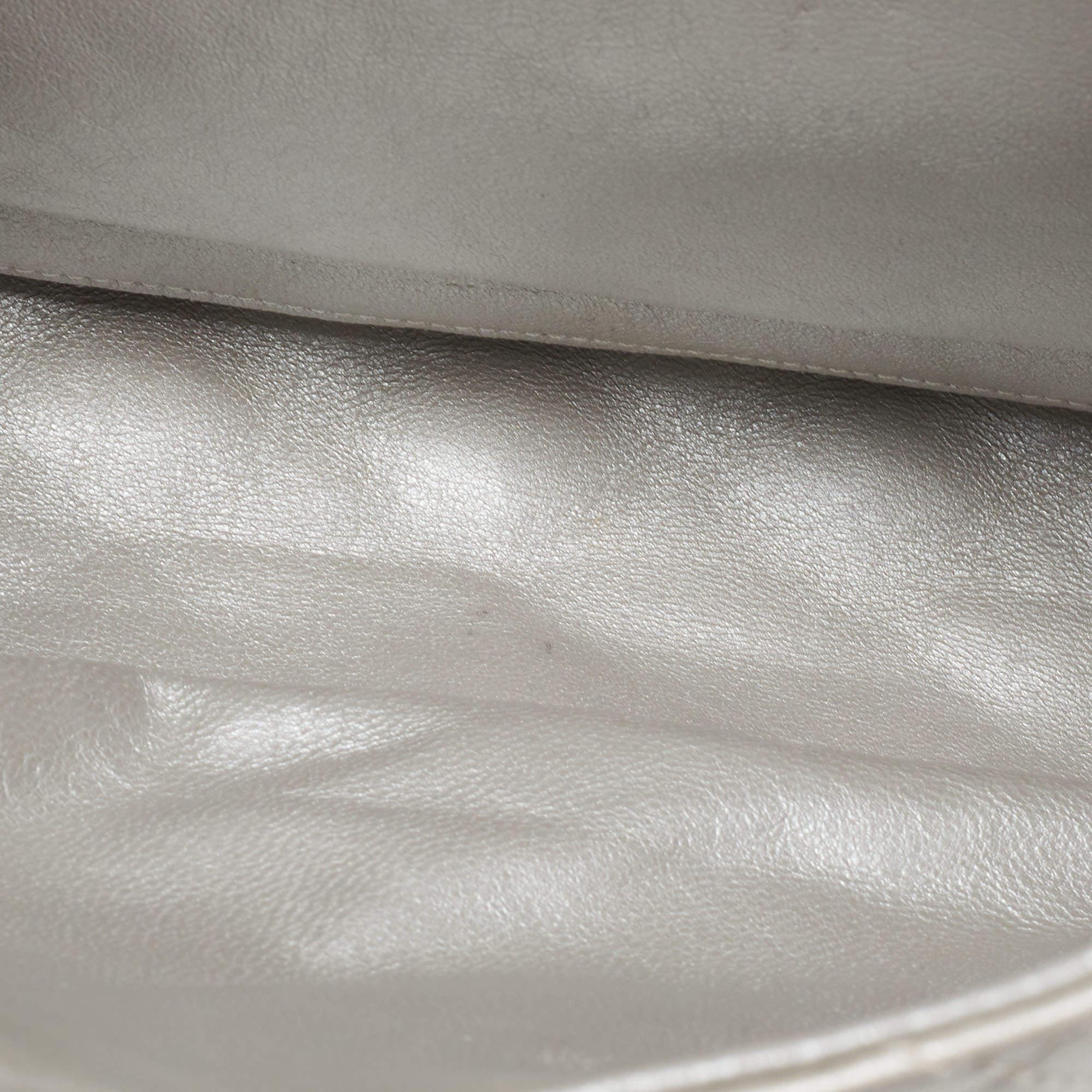 Chanel Gris Metalizado Piel Acolchada Maxi Bolso Clásico Solapa Simple en venta 14