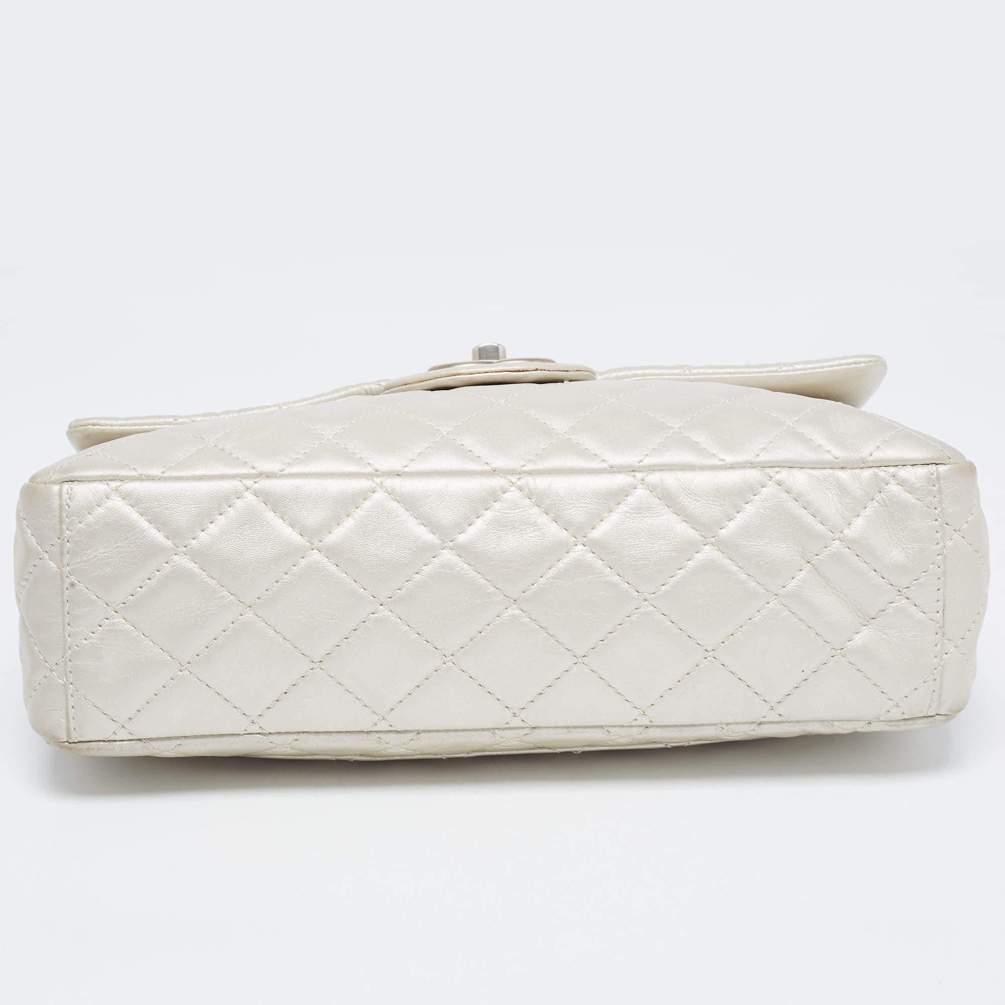 Chanel Gris Metalizado Piel Acolchada Maxi Bolso Clásico Solapa Simple en venta 1